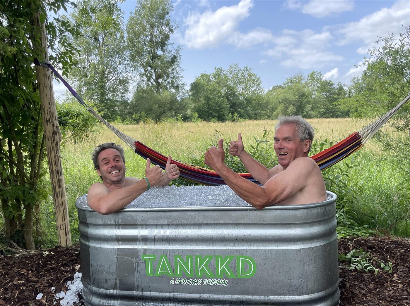 Bart Wittkampf met zijn vader in het ijsbad