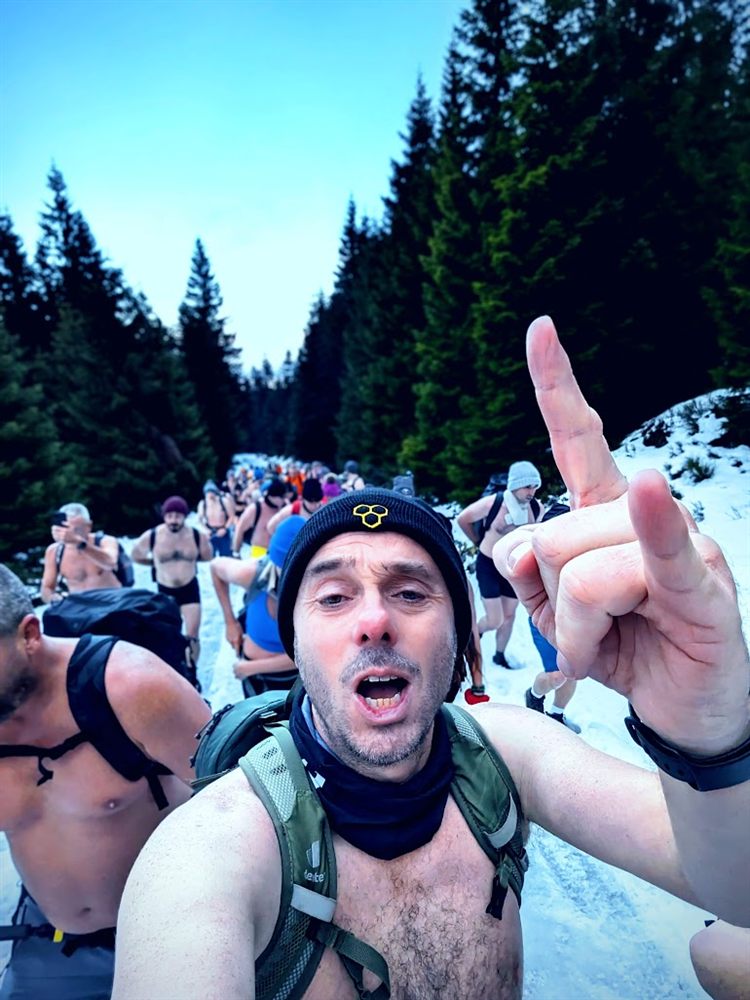 Bart met Wim Hof en zijn opleidingsgroep tijdens een training in Polen