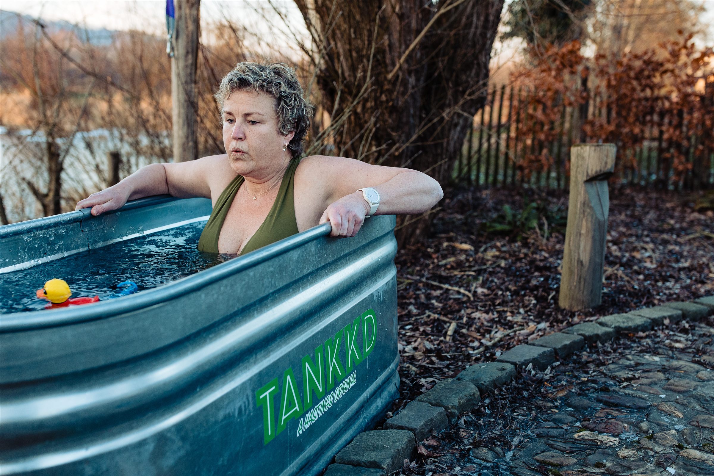 Deelnemer ontspannen in de ijsbad-tank tijdens een teambuilding-sessie in Zuid-Limburg