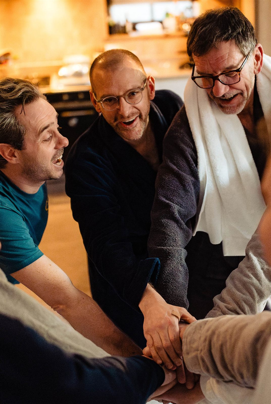 Team dat de handen samenbrengt na een teambuilding-sessie