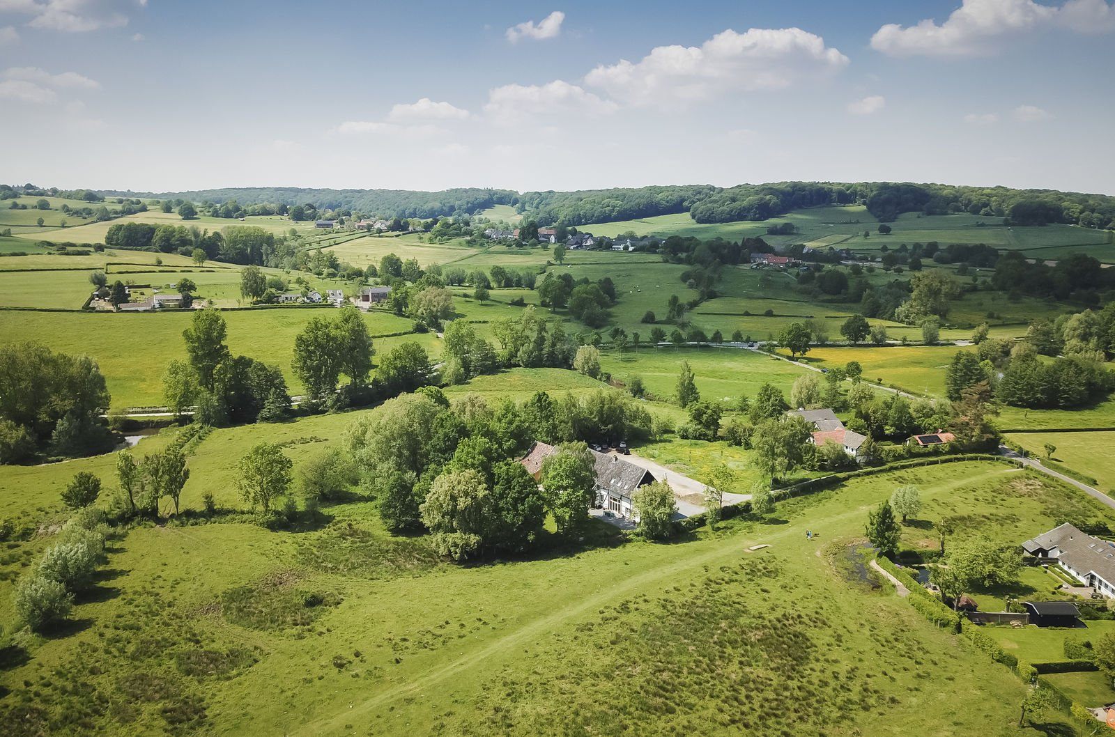 Luchtfoto van Hoeve Hurpesch in het Zuid-Limburgse Heuvelland