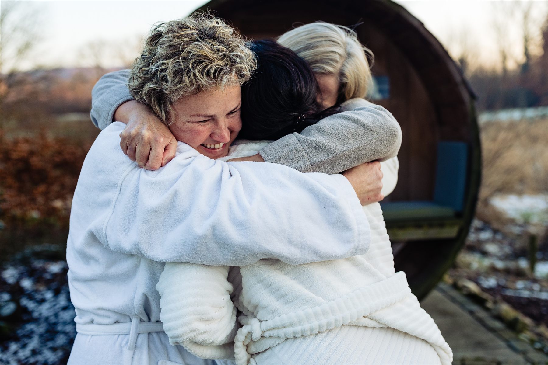Deelnemers na afloop van een teambuilding-sessie met ijsbad